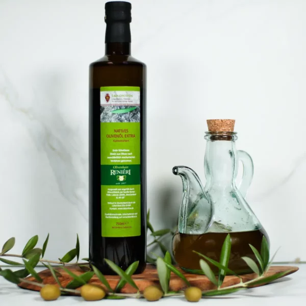 Natives Olivenöl extra aus Griechenland der Marke Lakonikos in einer 750 ml Flasche zum Online bestellen. Bild enthält dekorative Elemente (Ölkanne), die nicht mit verkauft werden.