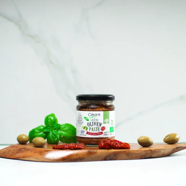 Olivenpaste aus grünen Oliven, bio, gemischt mit getrockneten Tomaten, ideal als Brotaufstrich und Dipp.
