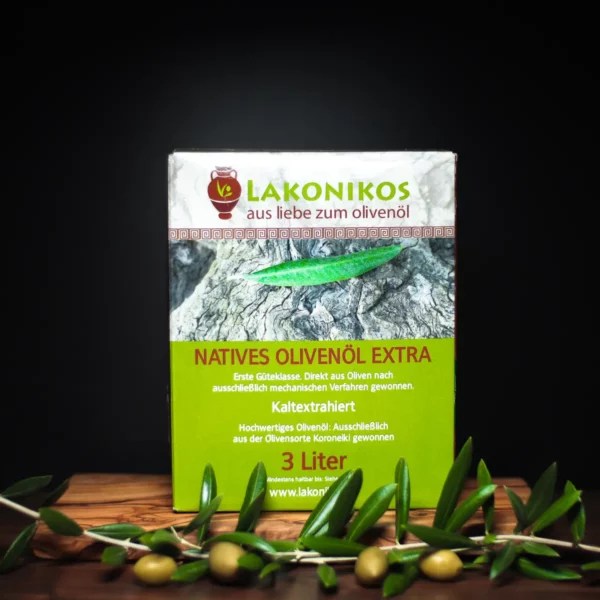 Olivenöl aus Griechenland in der 3 Liter Bag-in-Box, Bild mit Olivenzweig als Deko und stylisch-dunklem Hintergrund, Lakonikos Olivenöl nativ extra