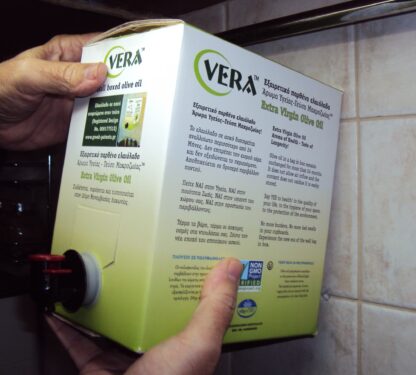 Olivenöl Bag-in-Box Vera Lakonia mit Wand-Befestigung
