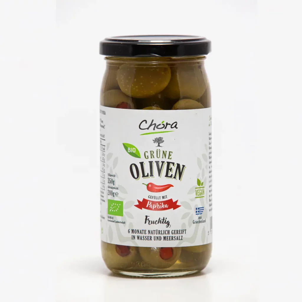 Oliven mit Paprika gefüllt, grüne Bio-Oliven ohne Stein, mit Paprika - Stücken gefüllt, eingelegte Oliven im Glas