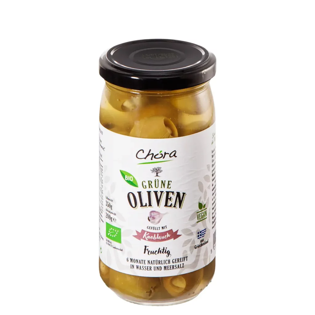Bio-Oliven, grün ohne Stein, gefüllt mit Knoblauch. Eingelegte Oliven, bio, grün, mit Knoblauch